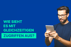 Ein Mann tippt auf seinem Tablet.